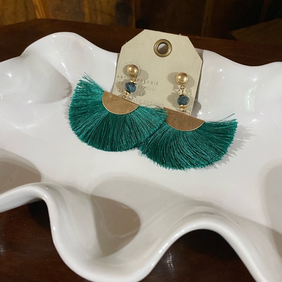 ANTHROPOLOGIE GREEN SHORT TASSEL FAN EARRINGS NWT - Picture 1 of 3